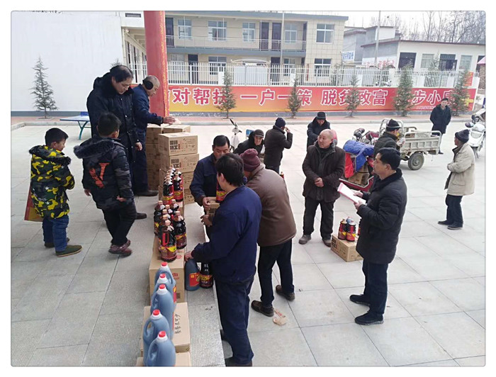 固德威薯業(yè)機械慰問貧困戶現(xiàn)場發(fā)福利