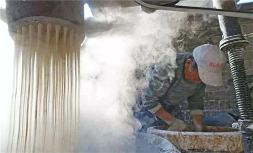 漏瓢式紅薯粉條機(jī)的特點(diǎn)與功能有哪些？小型紅薯粉條機(jī)有哪些？