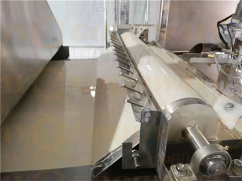  紅薯粉條機多少錢一臺？哪種工藝的粉條加工設(shè)備更適合大眾使用？