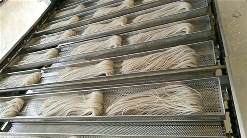  紅薯粉條機多少錢一臺？哪種工藝的粉條加工設(shè)備更適合大眾使用？